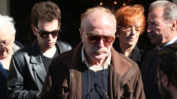 Ντίνος Καρύδης: «Με πονάνε τα κόκαλα! Τελειώνω...» - Ρίγη ανατριχίλας με τα λόγια που προμήνυαν τον θάνατό του