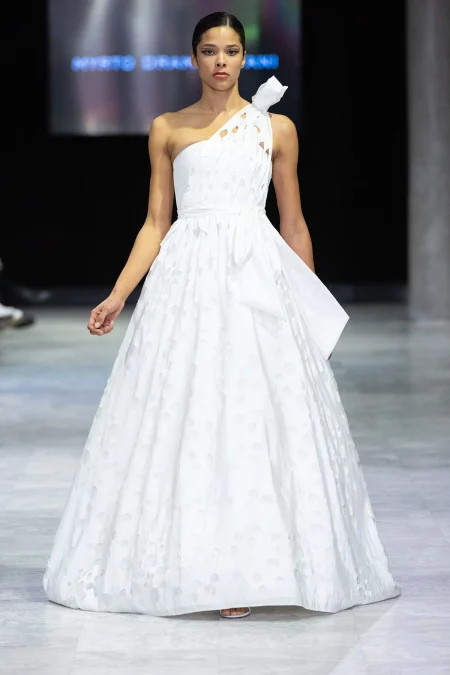 Νυφικό με έναν ώμο