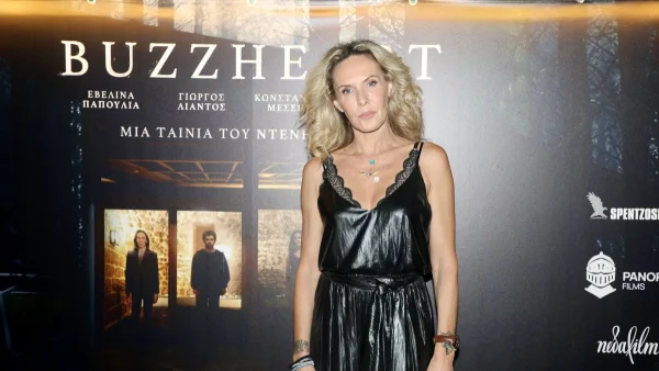 Εβελίνα Παπούλια: Με τον πρώην σύζυγο, τον νυν σύντροφο και την κόρη της σε σπάνια βραδινή έξοδο - Ντυμένοι στα μαύρα