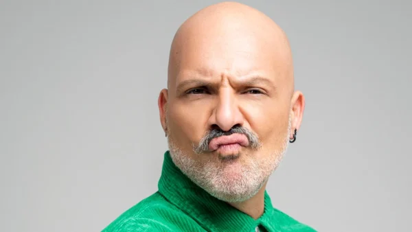 O Νίκος Μουτσινάς σε φωτογράφιση