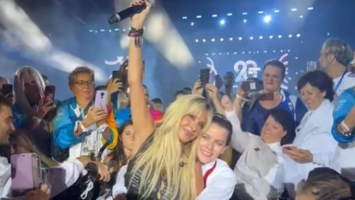 «Αθήνα 20 χρόνια μετά»: Η Άννα Βίσση τραγούδησε με τους Παραολυμπιονίκες το "Δώδεκα" (Βίντεο)