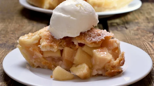 Τραγανή με βουτυρένια ζύμη - Πως να φτιάξετε την κλασική και πατροπαράδοτη μηλόπιτα