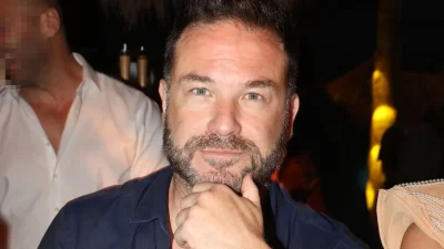 Αριστομένης Γιαννόπουλος: Αυτή είναι η νέα του σύντροφος - 20 χρόνια νεότερή του με κατάμαυρο μαλλί