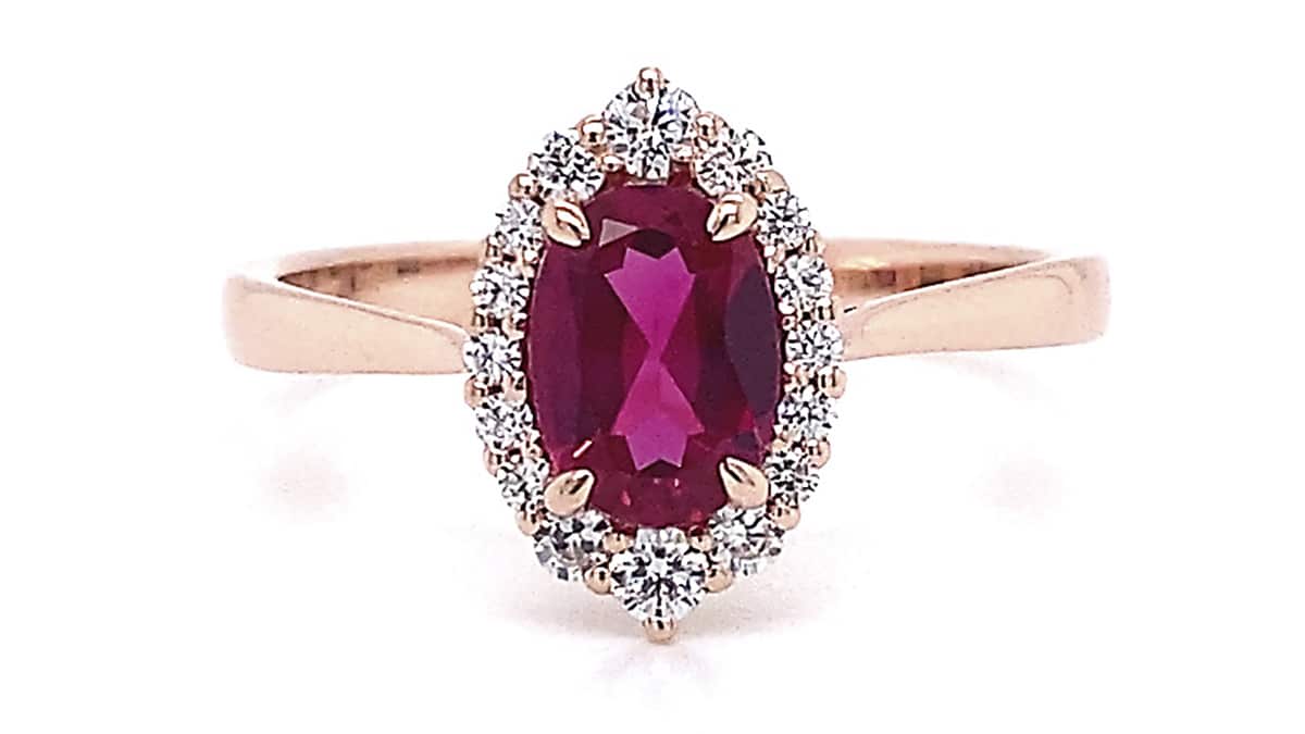 Δαχτυλίδι από ροζ χρυσό K18 µε διαµάντια και ρουµπίνι, DIAMONDJOOLS, €1.350, diamondjools.gr