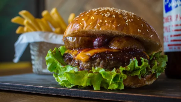 Πως φτιάχνεται το πεντανόστιμο αμερικάνικο κλασικό μπέργκερ - Η αυθεντική, πανεύκολη συνταγή με λίγα υλικά