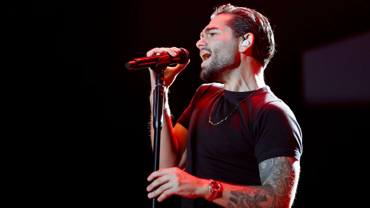 Χρήστος Μάστορας: Απρόσμενο περιστατικό σε συναυλία – Η στιγμή που θαυμάστρια τού «ορμάει»