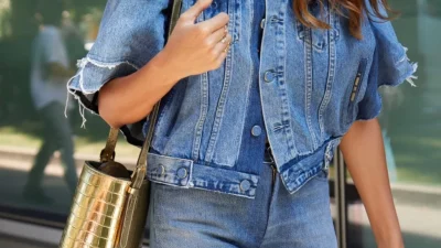 Οι πιο κομψές Γαλλίδες φοράνε ήδη αυτή την φθινοπωρινή τάση στο τζιν