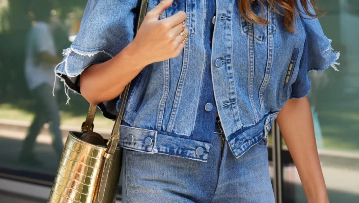 Οι πιο κομψές Γαλλίδες φοράνε ήδη αυτή την φθινοπωρινή τάση στο τζιν