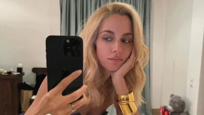 Η Δούκισσα Νομικού κοιτάζει το κινητό της