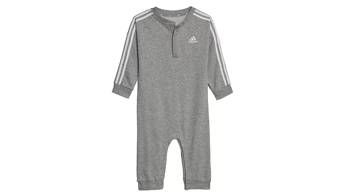 Βρεφικό μακρυμάνικο κορμάκι Adidas, €37,50, Favela, www.favela.gr
