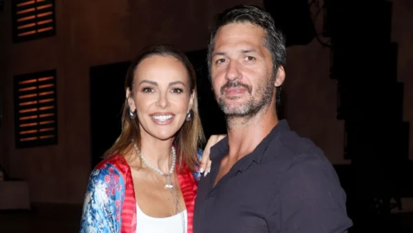 Μπέττυ Μαγγίρα: Στα λευκά με πολύχρωμο κιμονό δίπλα στον Δημήτρη Μάζη - Η σπάνια βραδινή έξοδος με τον σύζυγό της