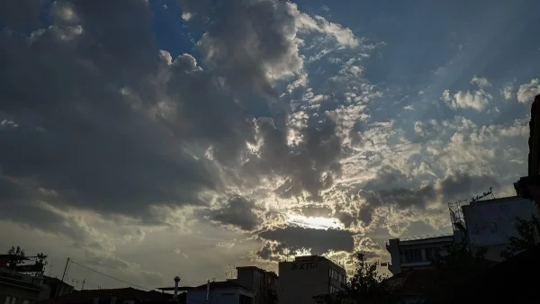 Στη μισή χώρα αίθριος καιρός σήμερα 15/9 και στην άλλη μισή τοπικές βροχές - Πέφτει η θερμοκρασία