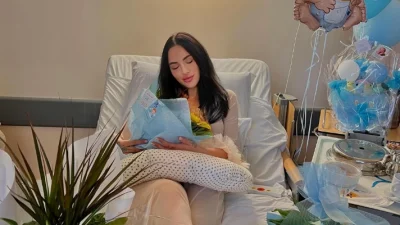 Έλενα Τσαγκρινού: Με ρόμπα και ασορτί εσώρουχα - Το σώμα της σχεδόν ένα μήνα μετά την γέννα