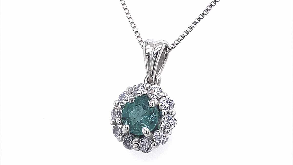 Μενταγιόν από λευκόχρυσο 18Κ με σμαράγδι και διαμάντια, DIAMONDJOOLS, €1.250, www.diamondjools.gr