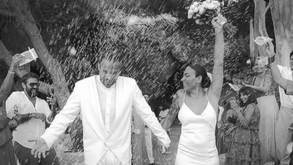 Ευρυδίκη Βαλαβάνη: Με το πέπλο μέσα στη θάλασσα - Η νέα της ανάρτηση με τον σύζυγο της