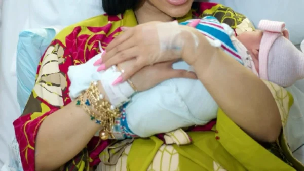 Γνωστή τραγουδίστρια έγινε μητέρα για τρίτη φορά - Είχε κάνει αίτηση διαζυγίου λίγους μήνες πριν