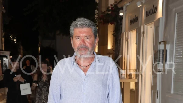 Γιάννης Λάτσιος: Με φαρδύ παντελόνι και κολιέ στον λαιμό στα Ματογιάννια - Η μοναχική του βόλτα στη Μύκονο