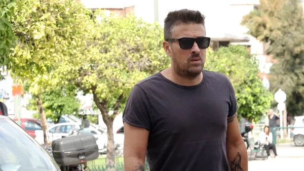 Ο Γιάννης Αϊβάζης σε μεσημεριανή βόλτα