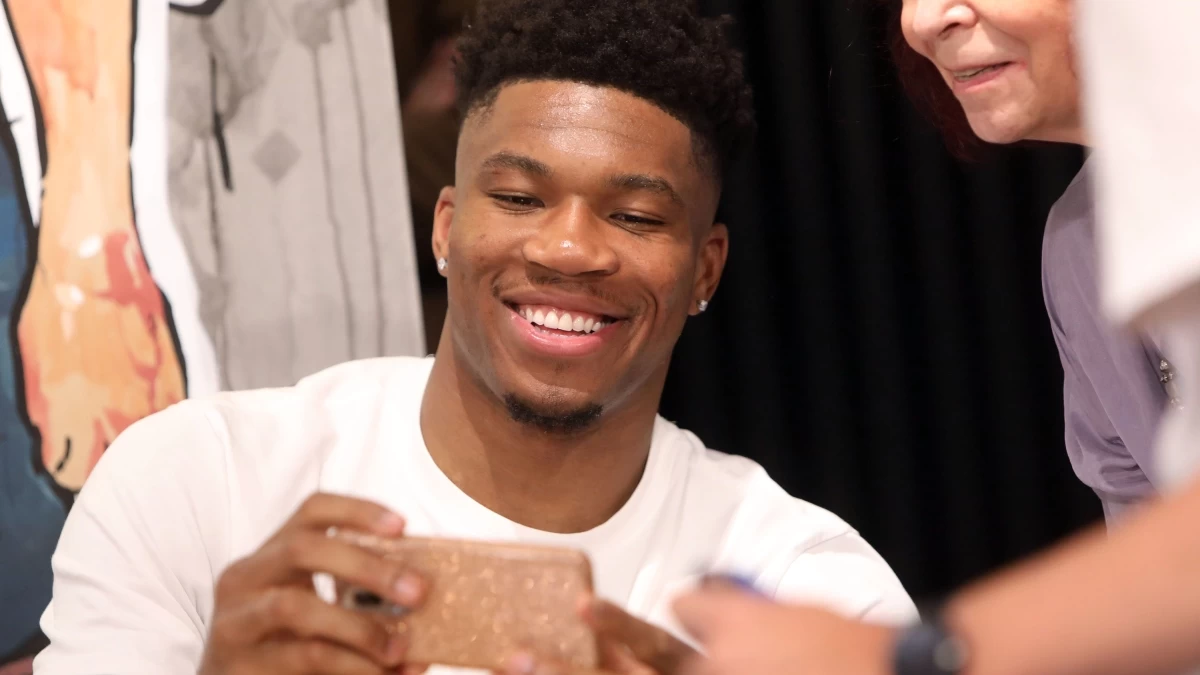 Γιάννης Αντετοκούνμπο: Αυτό είναι το προσκλητήριο του γάμου του με την Μαράια - Τι έγραφε