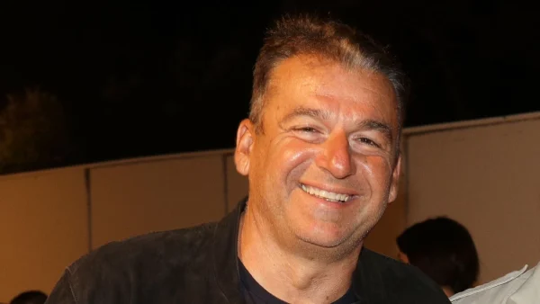 Γιώργος Λιάγκας: Με αθλητικά, τζιν και μια ομπρέλα στο χέρι - Η φωτογραφία σε ανεβασμένη διάθεση από το ταξίδι στο Λονδίνο με την Μαρία Αντωνά