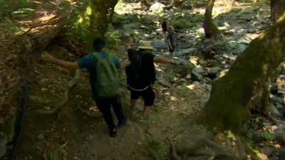 The road show: Το επικό ατύχημα του Γρηγόρη Αρναούτογλου - Έπεσε πάνω σε βράχο