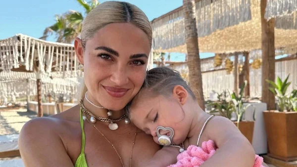 Ιωάννα Τούνη: H έκπληξη που της έκανε ο Πάρης πρωί πρωί - Λέρωσε την κούνια του και... μας έδειξε φωτογραφίες