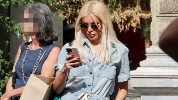 Κατερίνα Καινούργιου: Στο κέντρο της Αθήνας χωρίς μακιγιάζ VS H αλλαγή της στα χέρια των ειδικών