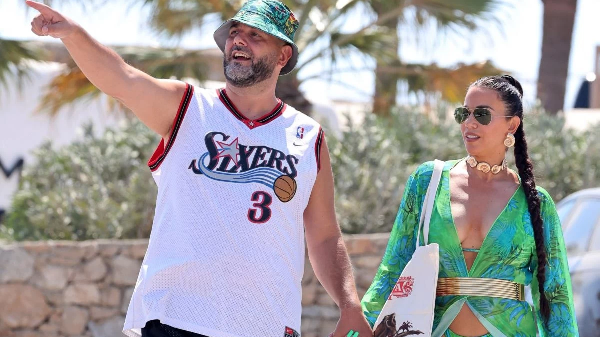 Κατερίνα Στικούδη – Εντυπωσιάζει το σώμα της με μαγιό μετά από δύο γέννες: Αγκαλιά με τον Βαγγέλη Σερίφη