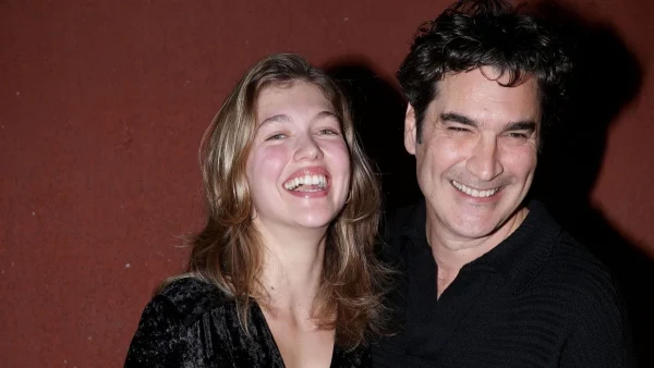 Κλέλια Ανδριολάτου: Συγκινημένη στην αγκαλιά του Χριστόφορου Παπακαλιάτη μετά το τελευταίο γύρισμα στο Maestro