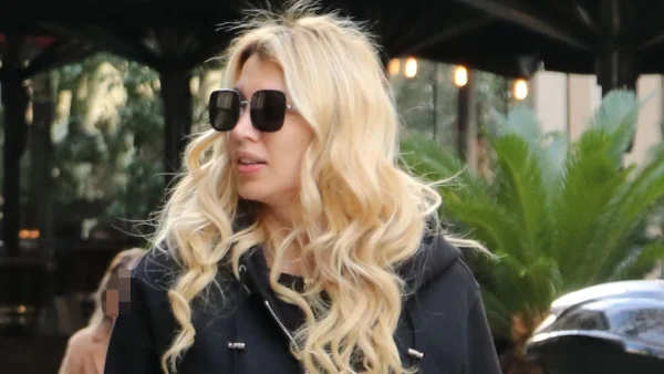 Κωνσταντίνα Σπυροπούλου: Στην παιδική χαρά με το γιο της - Οι αγκαλιές και οι πόζες στην κάμερα