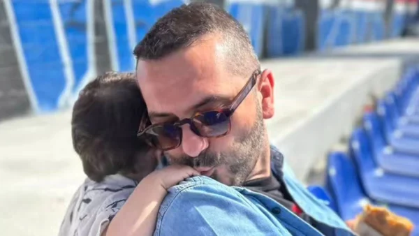 Λεωνίδας Κουτσόπουλος: Με τζιν μπουφάν και καπελάκι - Η βόλτα με τον μικρό Κίμωνα δίπλα στο ποτάμι