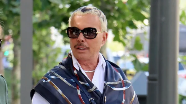 Ο Λάκης Γαβαλάς σε βόλτα