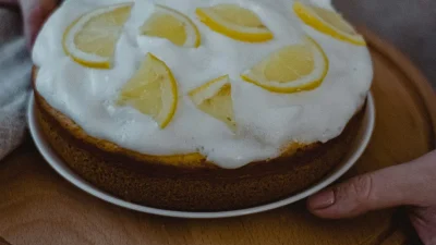 Η συνταγή για το κέικ λεμονιού των 5 λεπτών που κάνει θραύση στην Ιταλία