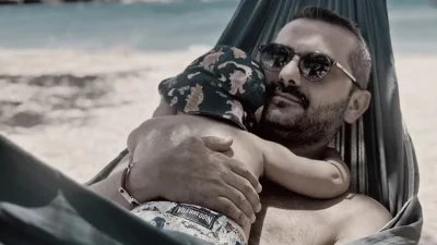 Λεωνίδας Κουτσόπουλος: Με τραγιάσκα ο γιος του Κίμωνας στα γυρίσματα της «Φάρμας»