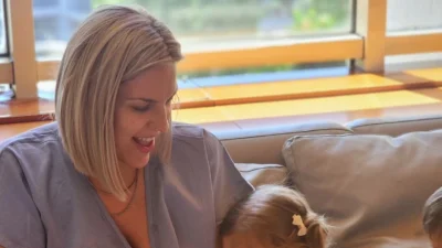 Μαντώ Γαστεράτου: Πήρε εξιτήριο - Οι πρώτες φωτογραφίες από το σπίτι της με κάλτσες συμπίεσης