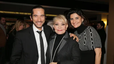 Μαρινέλλα: Αυτός είναι ο εγγονός της που ήρθε από μακριά για να την δει στο νοσοκομείο - Στο πλευρό του και η αδερφή του