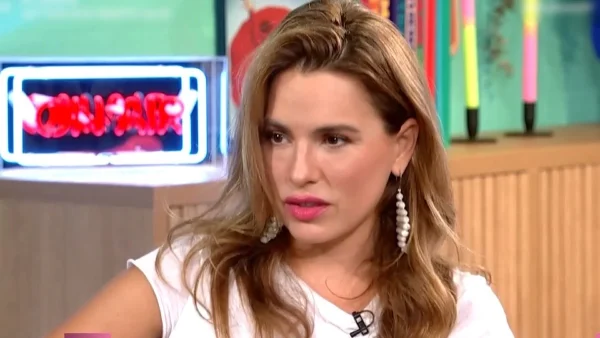 Συγκινεί η Mελία Κράιλινγκ για τον πατέρα της: «Έφυγε απότομα, πώς να “κλείσει” αυτό μέσα μου...»