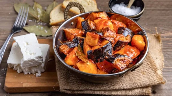 Πατάτες γιαχνί με μελιτζάνες στην κατσαρόλα - Τα tips για να βράσει σωστά η φλούδα της μελιτζάνας