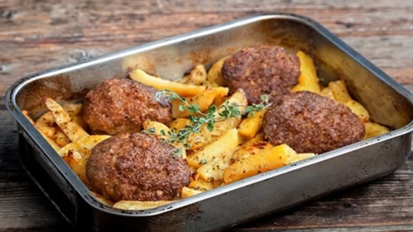 Μπιφτέκια με πατάτες στο φούρνο λεμονάτα - Όλα τα μυστικά για να βγουν ζουμερά