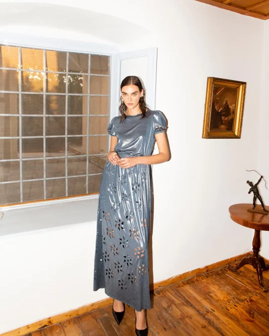 Μάξι silver metallic φόρεμα με laser-cut