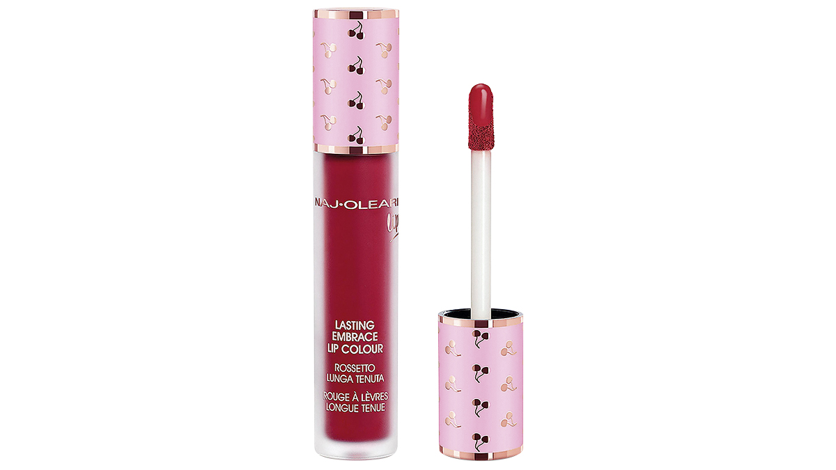 Υγρό κραγιόν, Lasting Embrace Lip Colour No 09 Wine, Naj-Oleari, €19 (στο πολυκατάστημα notos Αθήνας, στο πολυκατάστημα notos Θεσσαλονίκης & στο notos.gr)