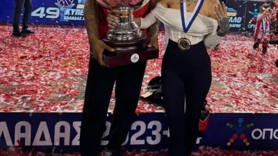 Πατέρας ξανά αγαπημένος παίκτης του Ολυμπιακού - Έγκυος για δεύτερη φορά η σύζυγός του