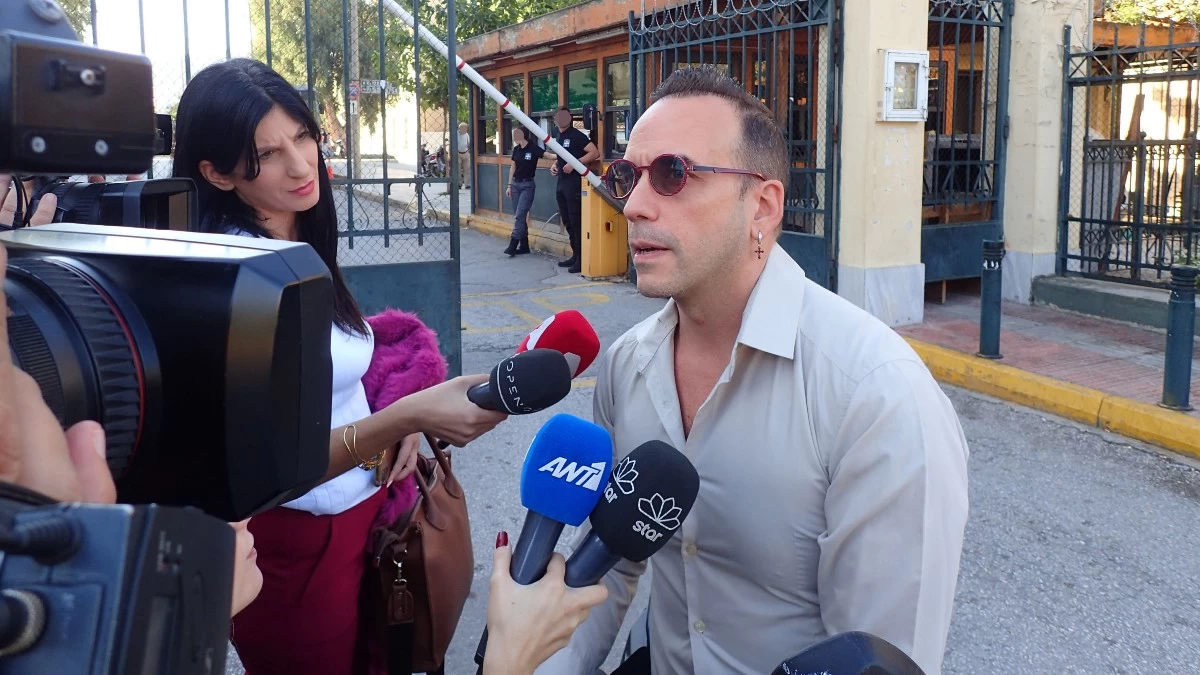 Πάνος Μουζουράκης – Έφτασε στην Ευελπίδων για τον πατέρα Αντώνιο: «Πρέπει να υπάρξει σταύρωση για να υπάρξει ανάσταση...»