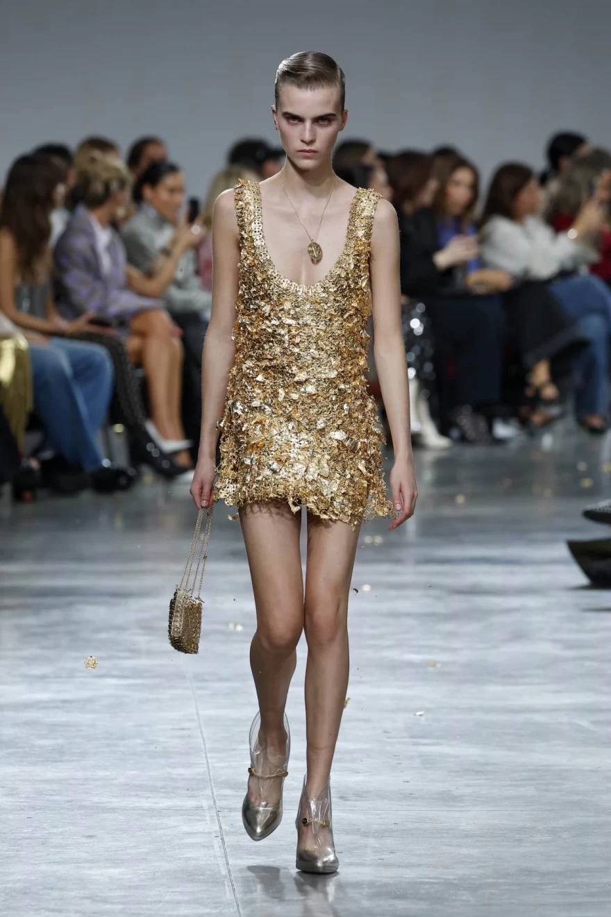 rabanne φόρεμα και τσάντα χρυσά