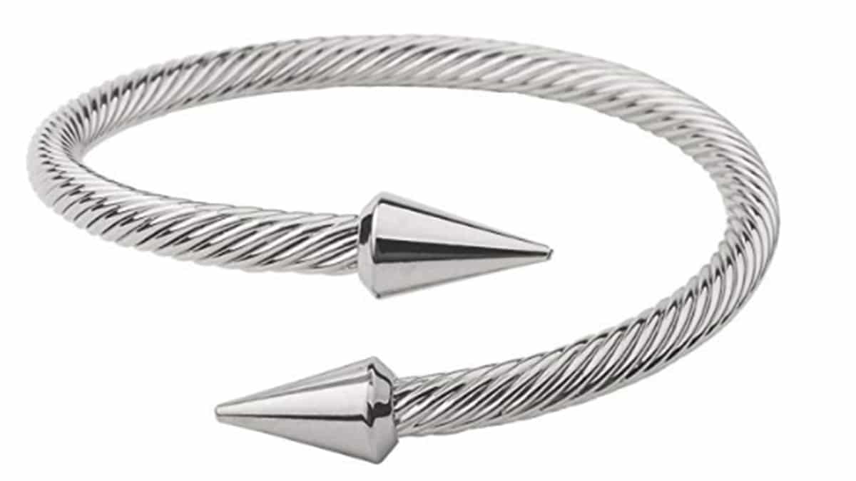 Βραχιόλι-χειροπέδα από ατσάλι, The Grecian, €21 από €29, thegrecian.gr