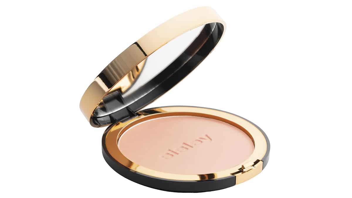 Kρεμώδης πούδρα, Phyto-Poudre Compacte Νο 01, Sisley Paris, €94,40 10. Υγρό ματ makeup υψηλής καλυπτικότητας, Velvet Colors SPF50, Frezyderm, €26,93 (στα Φαρμακεία)