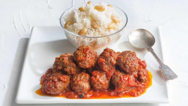 Σουτζουκάκια... κόλαση: Με κόκκινη σάλτσα και ρύζι - Τα 9 μυστικά tips για να βγουν αφράτα και μυρωδάτα