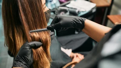 Προσοχή στο κομμωτήριο: Έβαψε τα μαλλιά της και έμεινε τυφλή - Η επικίνδυνη ουσία στις βαφές