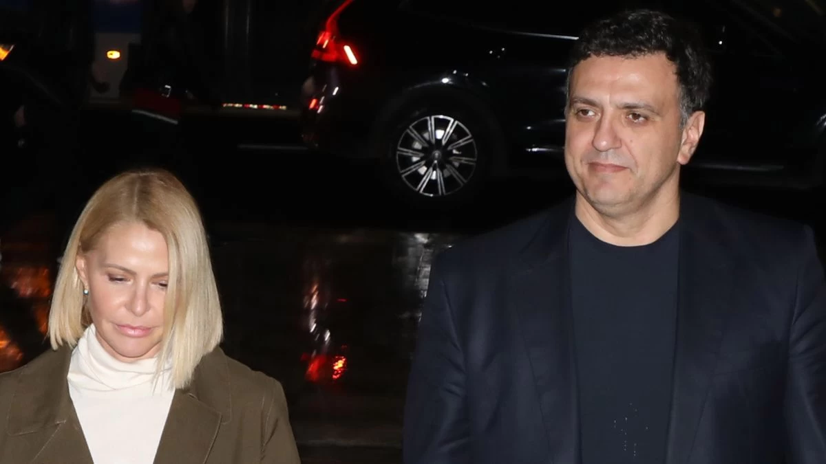 Βασίλης Κικίλιας: Πήρε το γιο του στους ώμους και πήγαν σχολείο - Η φωτογραφία που τράβηξε η Τζένη Μπαλατσινού