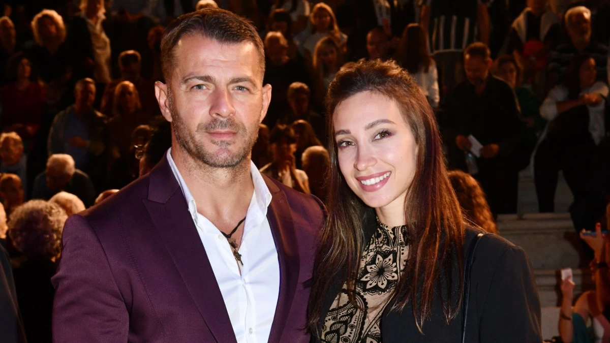 Δήμητρα Βαμβακούση: Ξυπόλυτη στο πλευρό του Γιώργου Αγγελόπουλου στο Ηρώδειο - Η ιδιαίτερη εμφάνιση